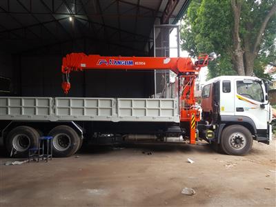 Cẩu 8 tấn Kanglim trên xe 3 chân
